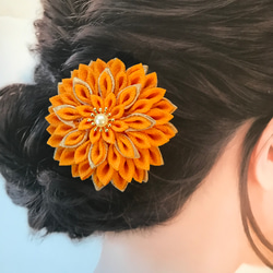つまみ細工　2wayクリップの髪飾り　　オレンジ色の半くすの大菊　 1枚目の画像