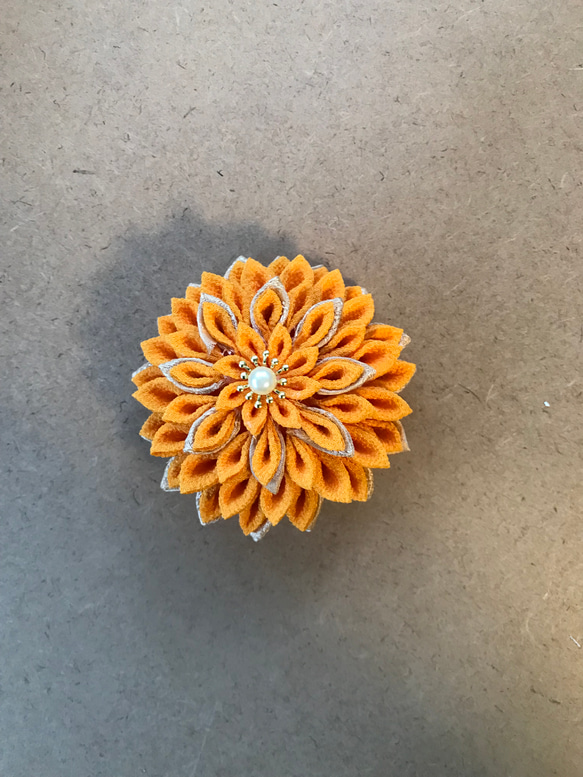 つまみ細工　2wayクリップの髪飾り　　オレンジ色の半くすの大菊　 2枚目の画像