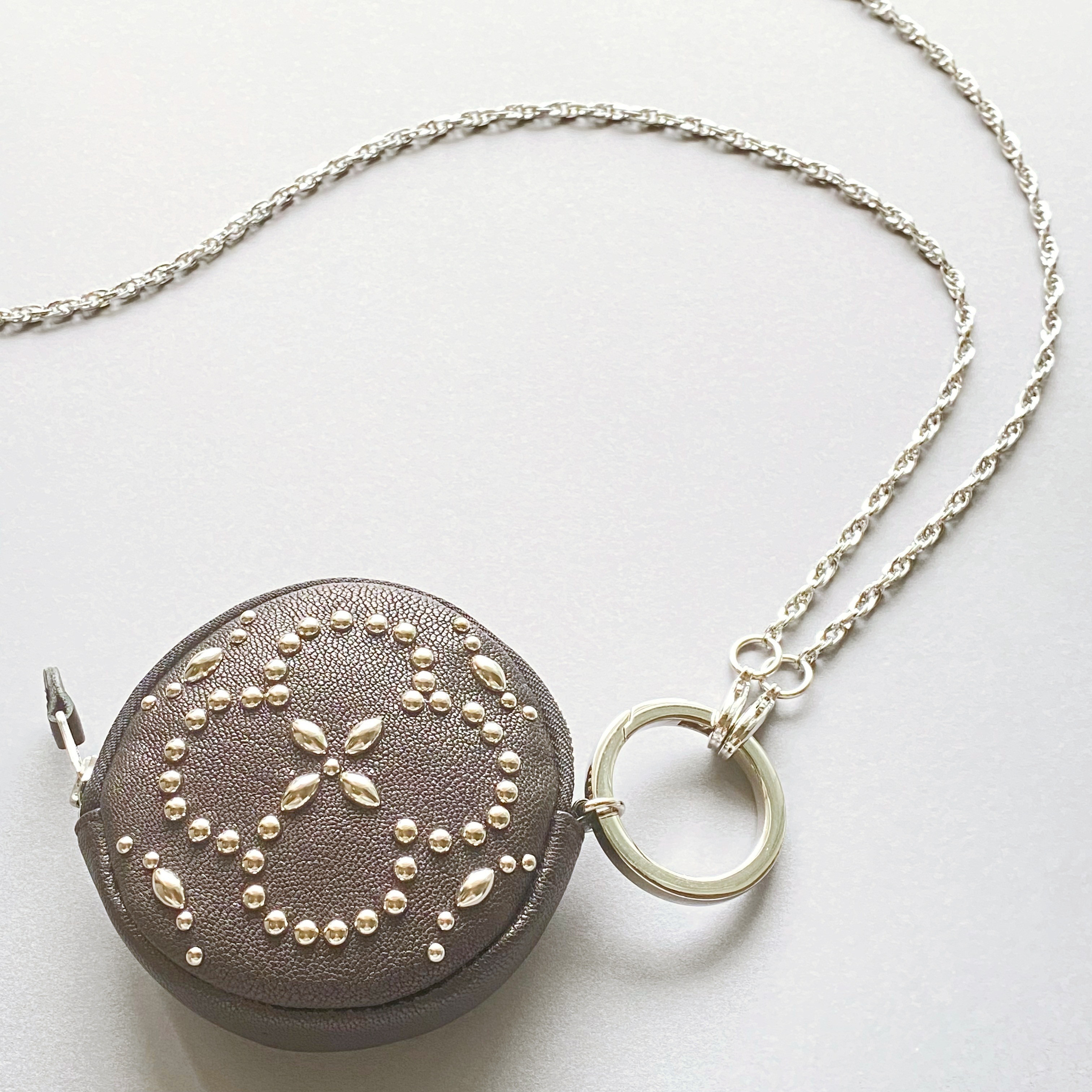 【特別セット】3点金具付ラウンドポーチ(ブラック/シルバースタッズ) 7,128円