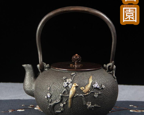 【鉄瓶】使用保管品  在銘 紋 銅提 銅蓋 鉄瓶 鉄壺 tb187 亀文堂写 菊地紋鉄瓶 本体に金銀貼り 弦・摘みに銀象嵌入り 座