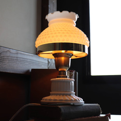 USAヴィンテージミルクガラス製ホブネイルフリルシェードテーブルライト｜アンティーク卓上照明ランプ◆アンティーク照明 3枚目の画像
