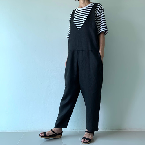 縦ライン〝で足元までスッキリ。リネン100のテーパードサロペット