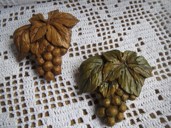 木彫りのブローチ☆葡萄(木彫りの色と色付き有）☆材質榀の木・ｻｲｽﾞ約