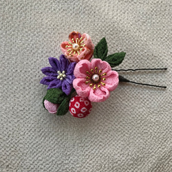 つまみ細工　Uぴん髪飾り　ピンク系の桜、梅、小菊とちりめん玉　 2枚目の画像