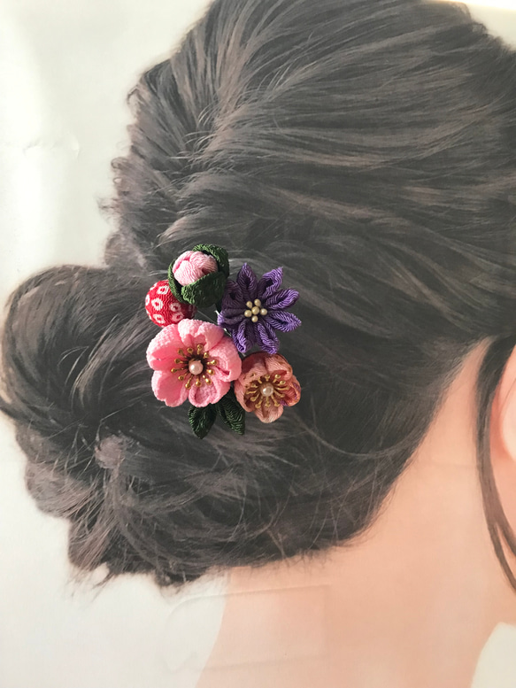つまみ細工　Uぴん髪飾り　ピンク系の桜、梅、小菊とちりめん玉　 1枚目の画像