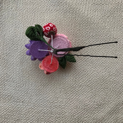 つまみ細工　Uぴん髪飾り　ピンク系の桜、梅、小菊とちりめん玉　 3枚目の画像