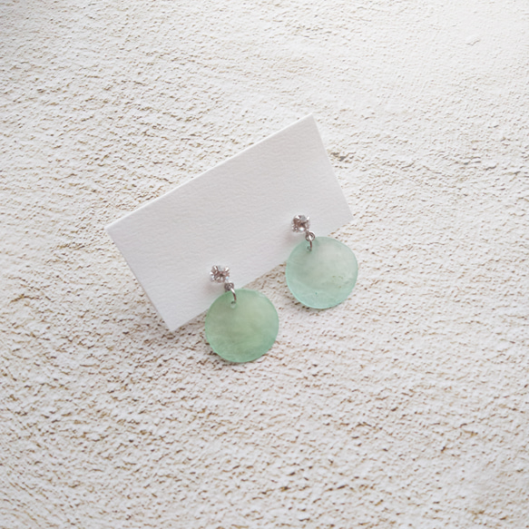 green shell earrings 1枚目の画像