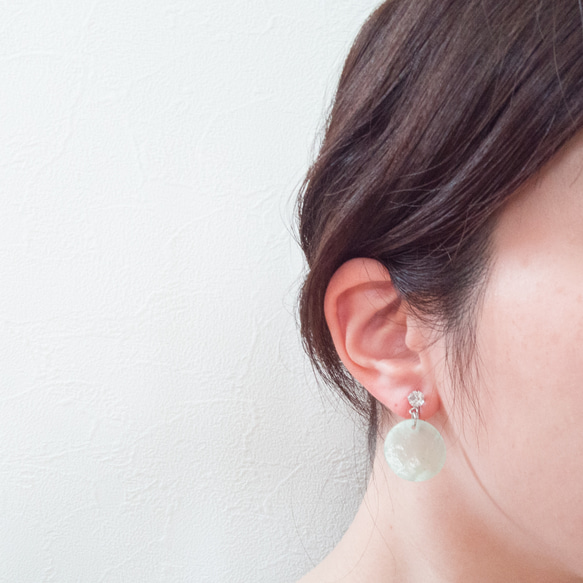 green shell earrings 2枚目の画像