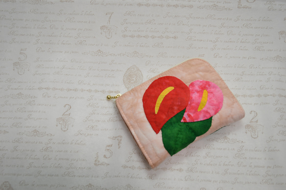送料無料♪Ｌ字ファスナーミニ財布　赤いアンスリウムの小さいお財布【マチ付き】ハワイアンキルト 1枚目の画像