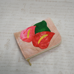 送料無料♪Ｌ字ファスナーミニ財布　赤いアンスリウムの小さいお財布【マチ付き】ハワイアンキルト 2枚目の画像