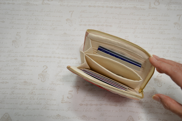 送料無料♪Ｌ字ファスナーミニ財布　赤いアンスリウムの小さいお財布【マチ付き】ハワイアンキルト 4枚目の画像