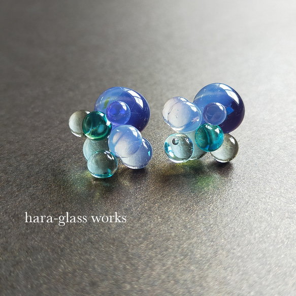 ガラスのバブルピアス　ブルー&ミルキーホワイト　アレルギー対応ピアス 5枚目の画像