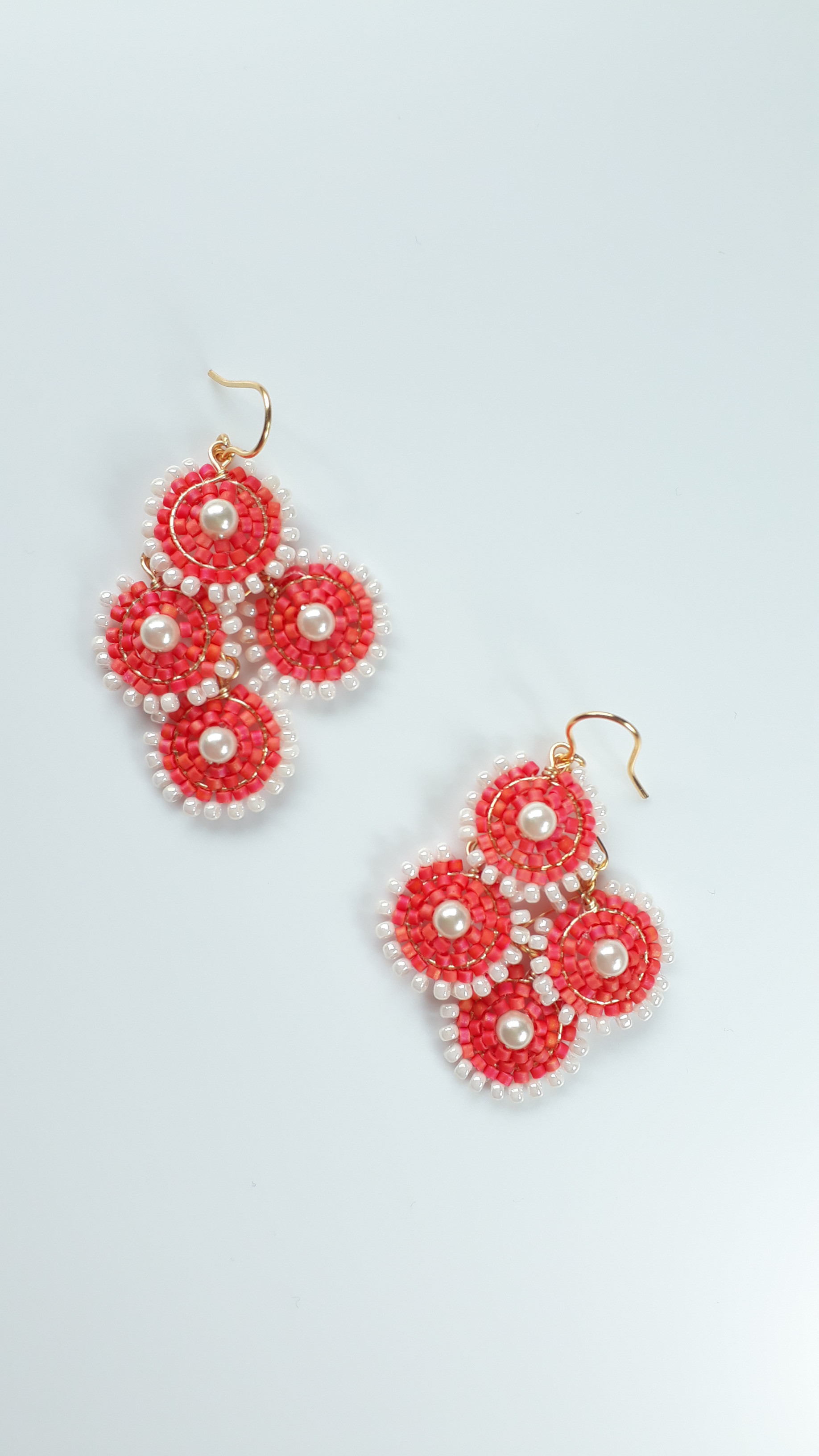 ピンクとクリームのビーズのイヤリングアクセサリー / 5.30 cm