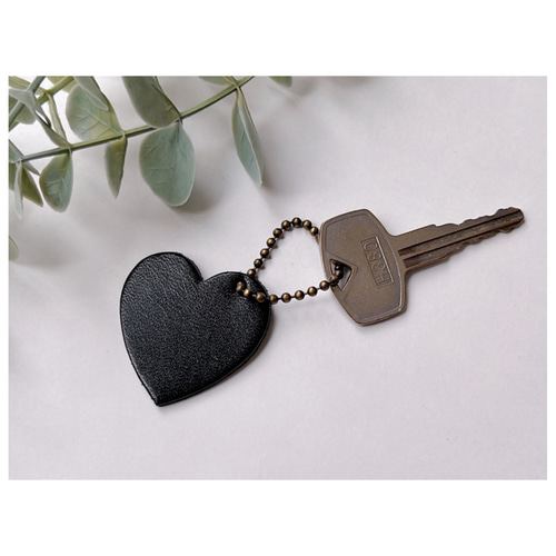 栃木レザー＊ハートキーホルダー 革 席札 プチギフト 名入れ