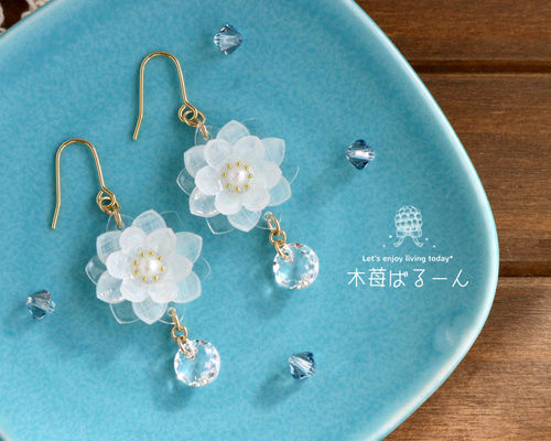 ゆれる氷の花ピアス/イヤリング【ホワイト】 ピアス（フック・チェーン