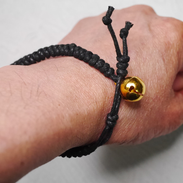 きんいろ鈴とワックスコードだけで作ったシンプルなブレスレット