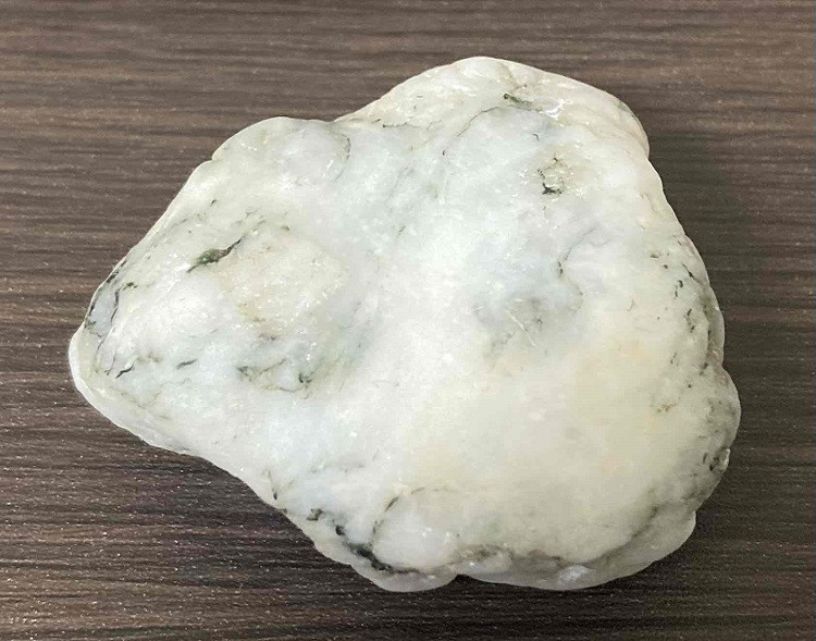 あわ貴石ギャラリーの美しい希少な天然阿波翡翠（ジェダイト）原石！