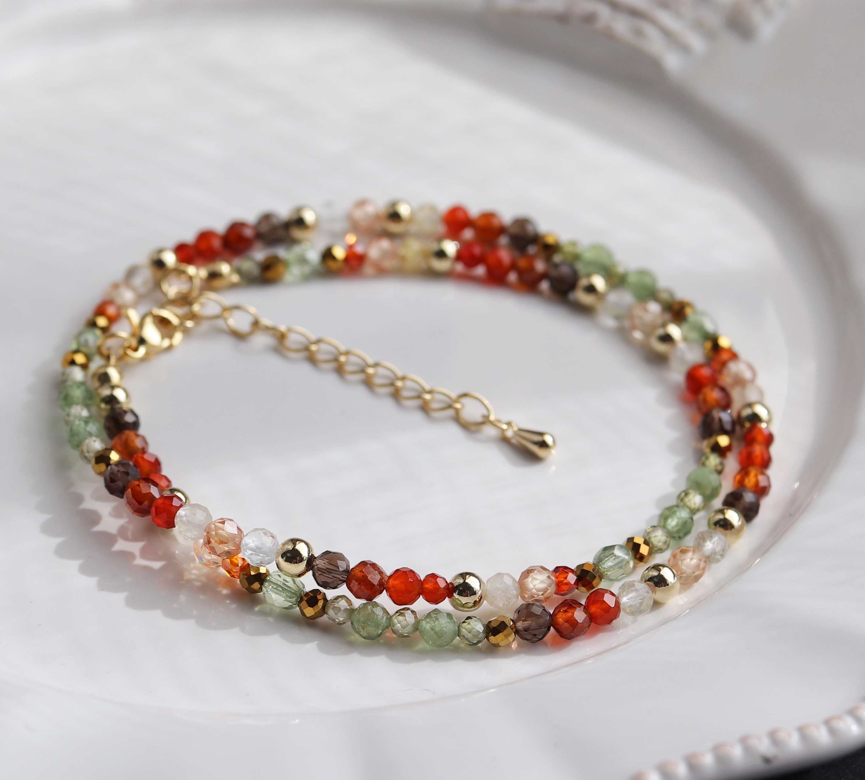 バリ島民族衣装を思わせる天然石のエスニックカラーネックレス