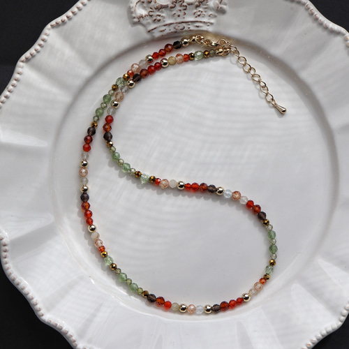 バリ島民族衣装を思わせる天然石のエスニックカラーネックレス