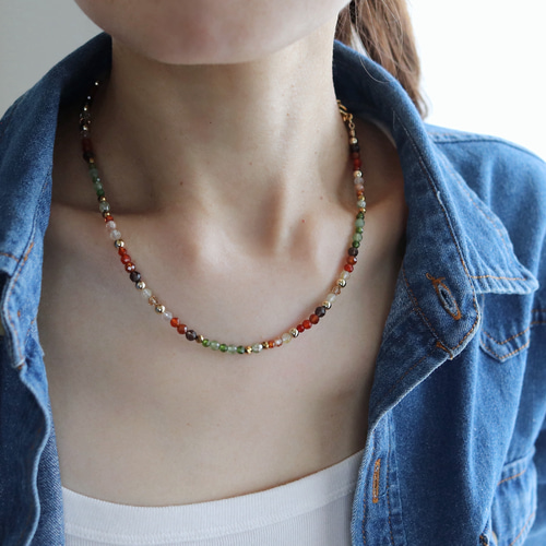 バリ島民族衣装を思わせる天然石のエスニックカラーネックレス