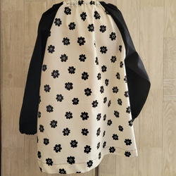 花柄 白黒 モノクロ 長袖スモック ポケット付 北欧 80〜130サイズ 2枚目の画像