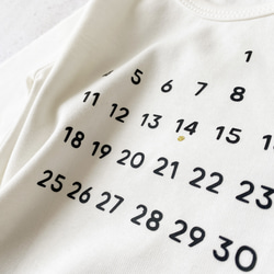 記念日を入れるカレンダーTシャツ date/simple 半袖 名入れ 誕生日 結婚記念日 ファミリーTシャツ 4枚目の画像