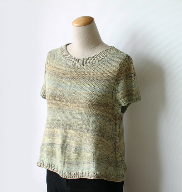 手編みのライトグレーグリーンのクロップドセーター 1枚目の画像