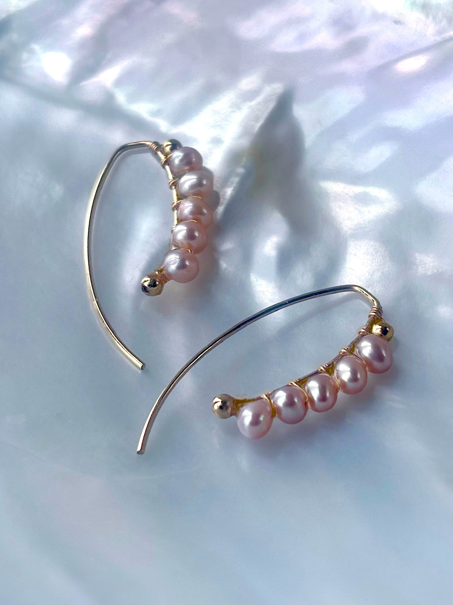 【14kgf】淡いラベンダーピンクの真珠が目を惹く、しかくいゴールドフィルドのフックピアス❇︎ローズゴールドの淡水パール
