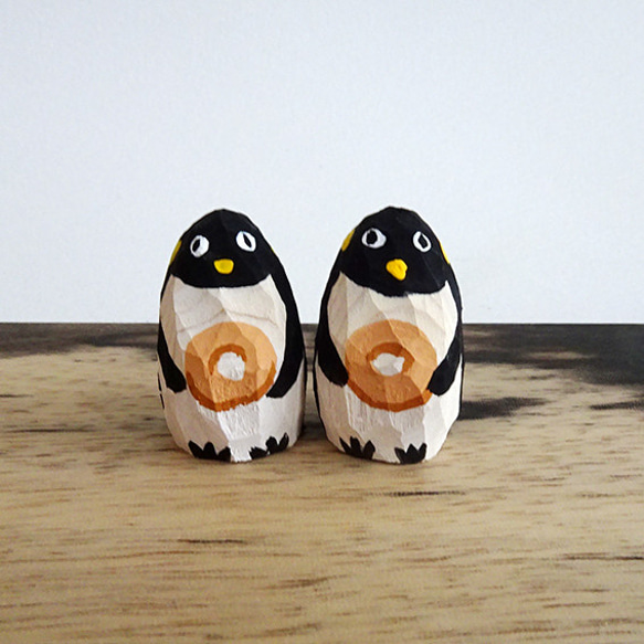 木彫り　子供ペンギンとドーナツ1 3枚目の画像