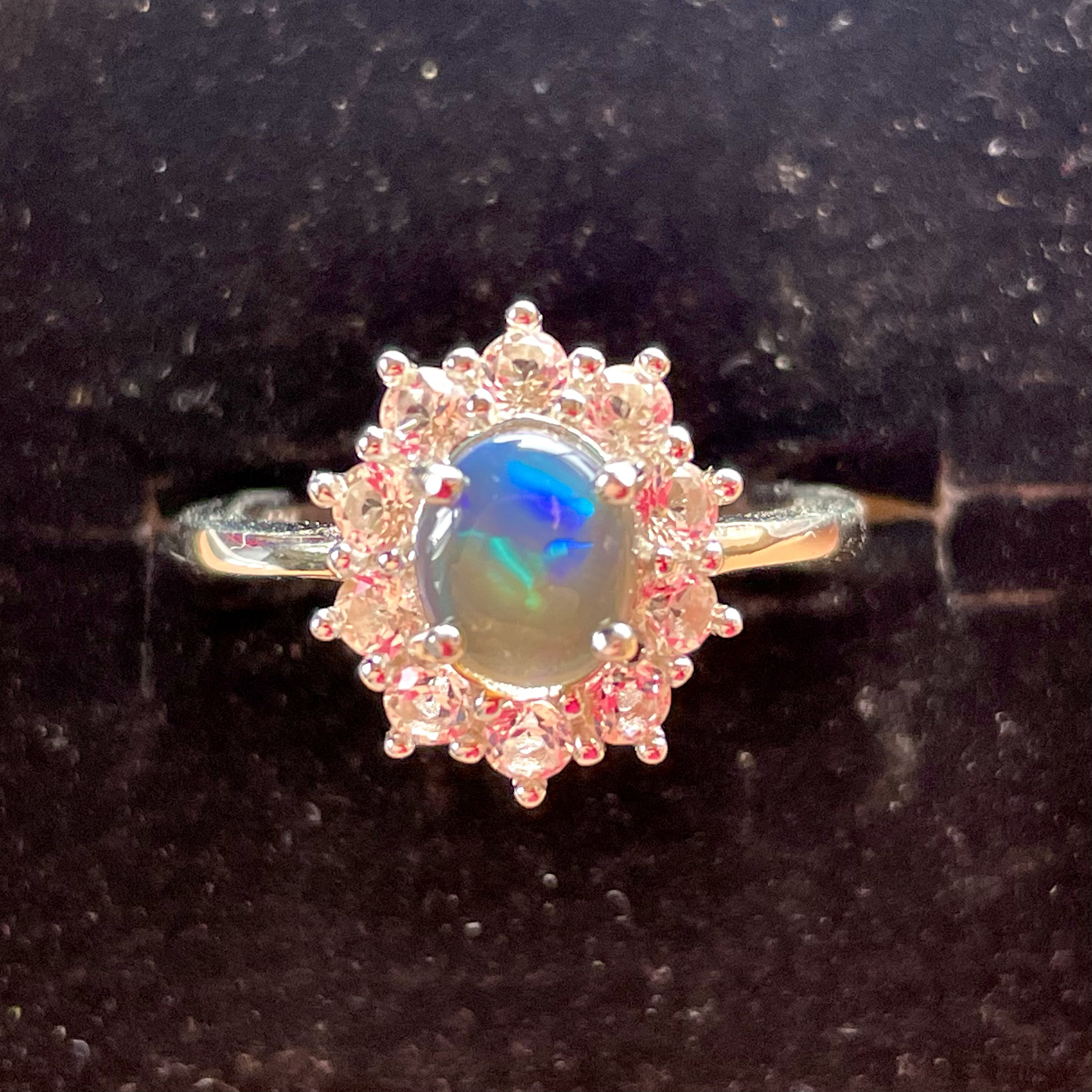 0.56ct クリスタルオパール　シルバーリング ホワイトトパーズ10個付き