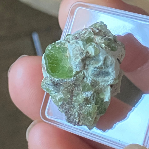 ペリドットの原石 母岩付きPeridot rough gemstone 01 天然石