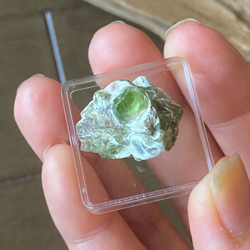 ペリドットの原石 母岩付きPeridot rough gemstone 01 天然石