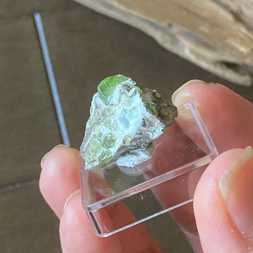 ペリドットの原石 母岩付きPeridot rough gemstone 01 天然石 天然色