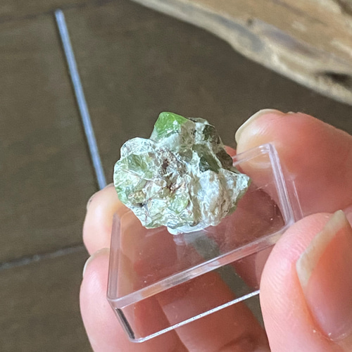 ペリドットの原石 母岩付きPeridot rough gemstone 01 天然石