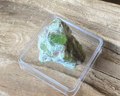 ペリドットの原石 母岩付きPeridot rough gemstone 01 天然石