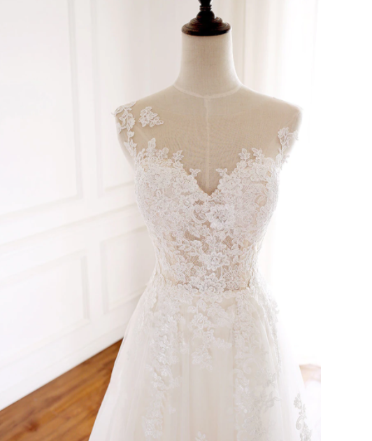 抜群のおしゃれ見え 花柄のモチーフ刺繍が美しく ウエディングドレス ソフトチュール トレーン 2次会/結婚式/披露宴