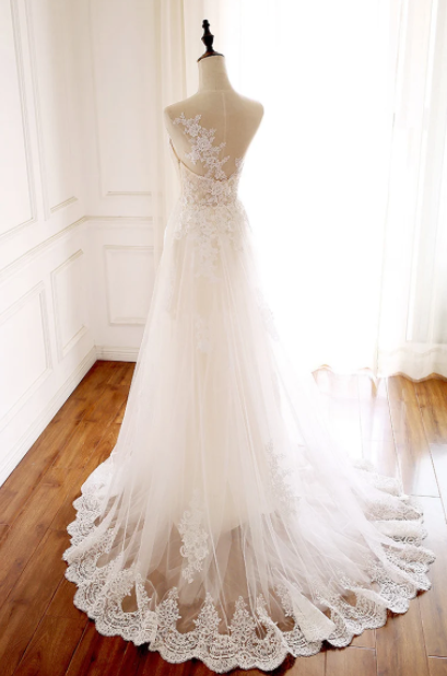 抜群のおしゃれ見え 花柄のモチーフ刺繍が美しく ウエディングドレス ソフトチュール トレーン 2次会/結婚式/披露宴