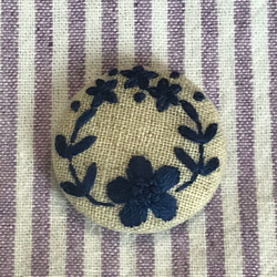 刺繍ヘアゴム/ブローチ　ネイビーのお花のリース 2枚目の画像