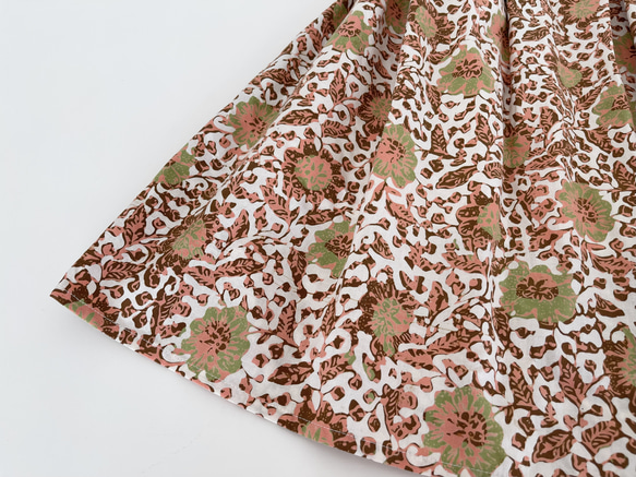 バティックロングスカート♪銅板型押しタイプのロウケツ染め生地です。 3枚目の画像