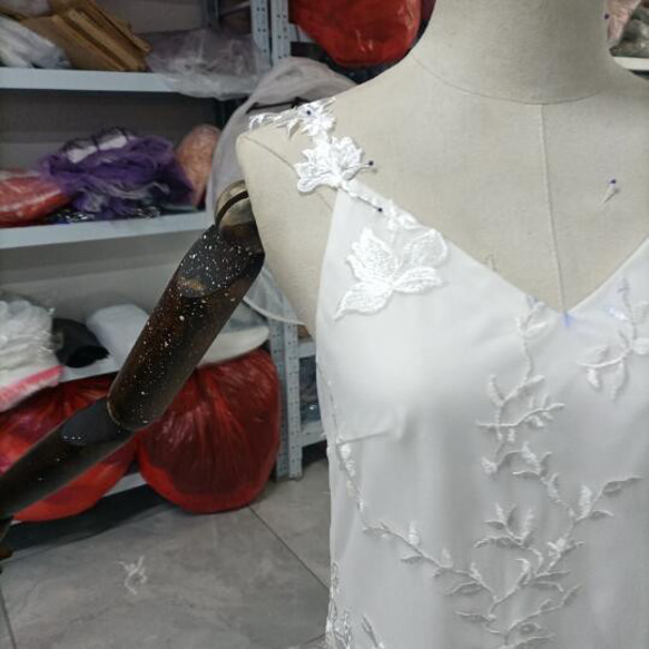婚紗吊帶背心灰白色3D立體蕾絲刺繡二次元 第10張的照片