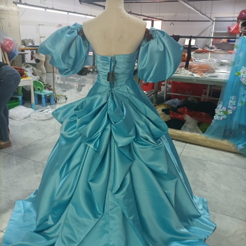 ターコイズブルー パーティードレス 薄青 ベアトップ 取り外し 姫袖  