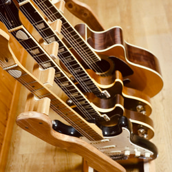 【24時間以内に発送】手作り木工　木製ギタースタンド （チーク） ５本掛け 2枚目の画像