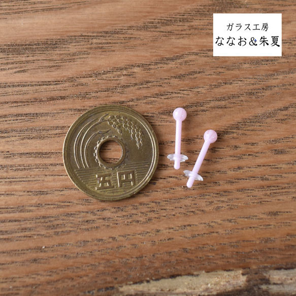 さくら　ぜんぶガラスの小さなピアス 　ペア販売　16G（シャフトの太さ約1.2ｍｍ） 4枚目の画像