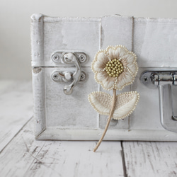 【レトロなお花のブローチ】(アイボリー)オートクチュール刺繍ブローチ 2枚目の画像