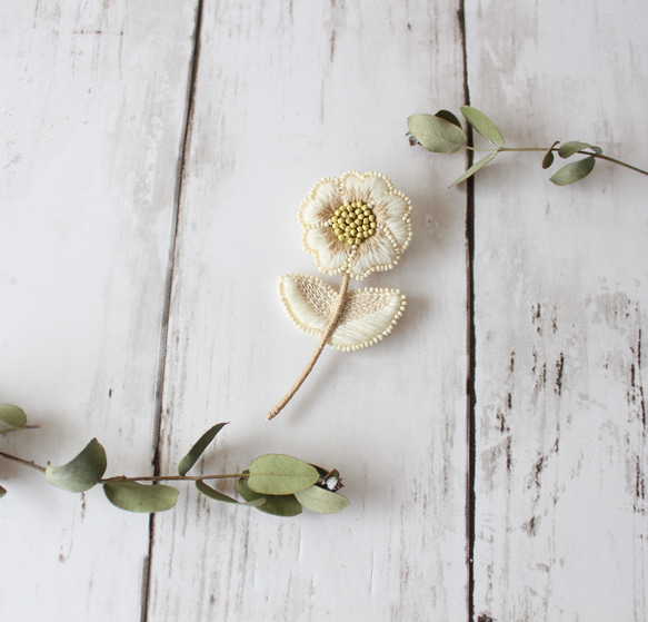 【レトロなお花のブローチ】(アイボリー)オートクチュール刺繍ブローチ 7枚目の画像