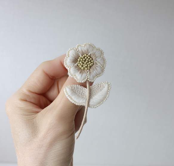 【レトロなお花のブローチ】(アイボリー)オートクチュール刺繍ブローチ 4枚目の画像