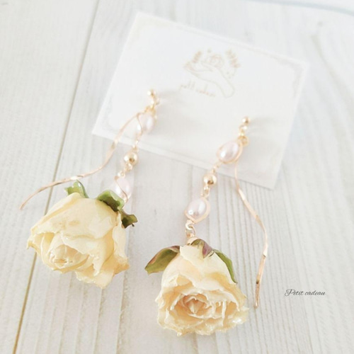 白薔薇 × パール 薔薇ピアス イヤリング ピアス（スタッド・一粒 