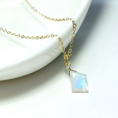 14kgf 一粒ベゼルチャーム ◝✩レインボームーンストーン.⋆⟡