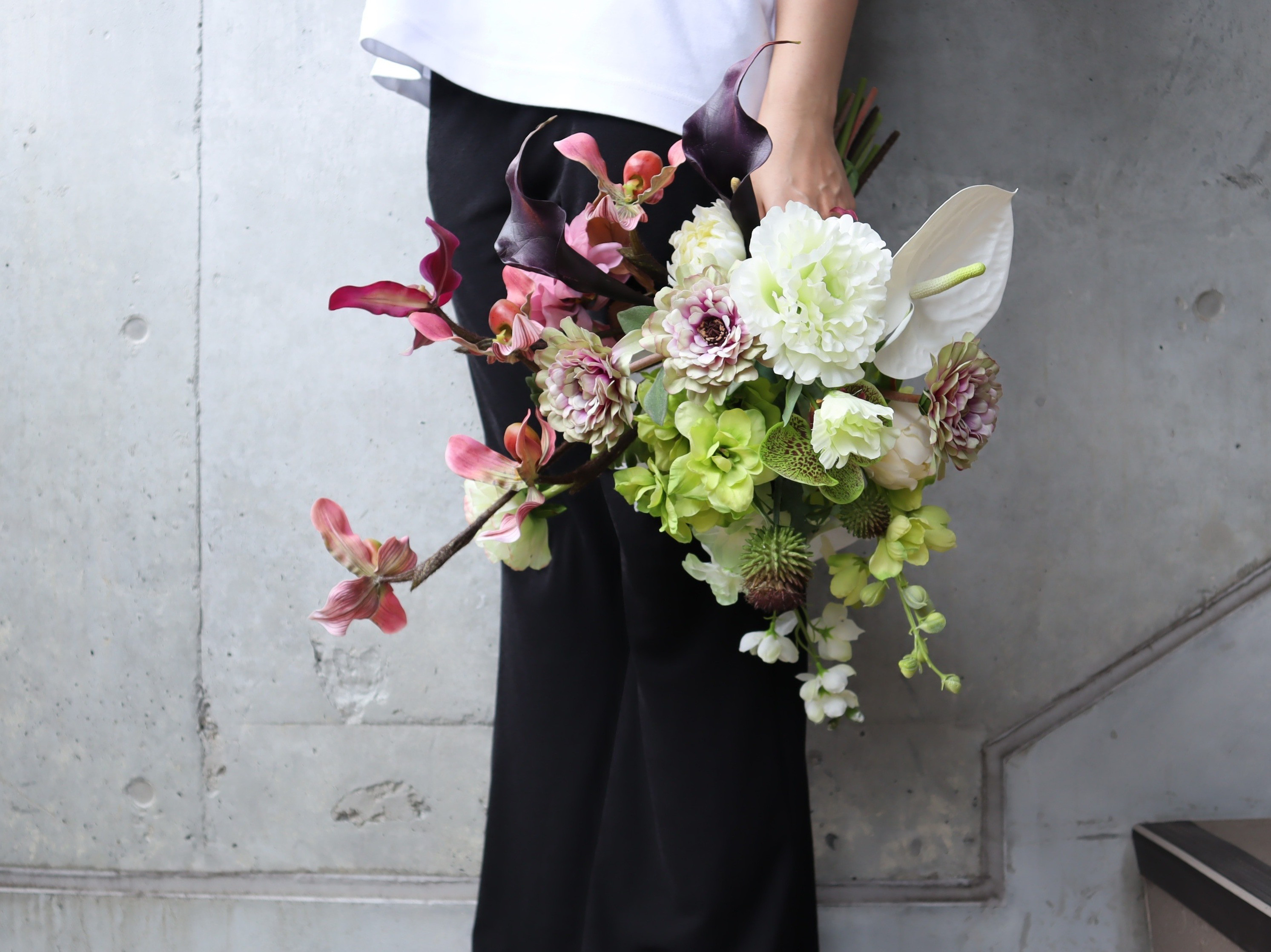 おしゃれ花嫁に人気のニュアンスカラーを細かく束ねたアーティフィシャルフラワーブーケ ウェディングブーケ