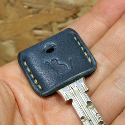 猫刻印のキーカバー　サドルネイビーｘベージュ 2枚目の画像